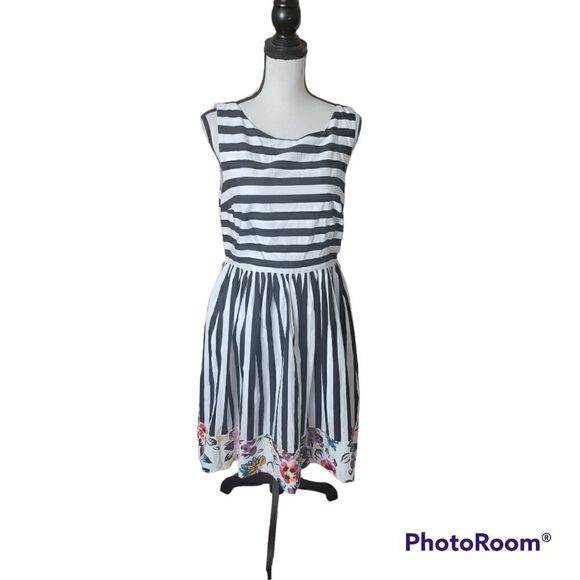 ModCloth Striped Fit and Flair Dress. Size L. - Picture 3 of 11